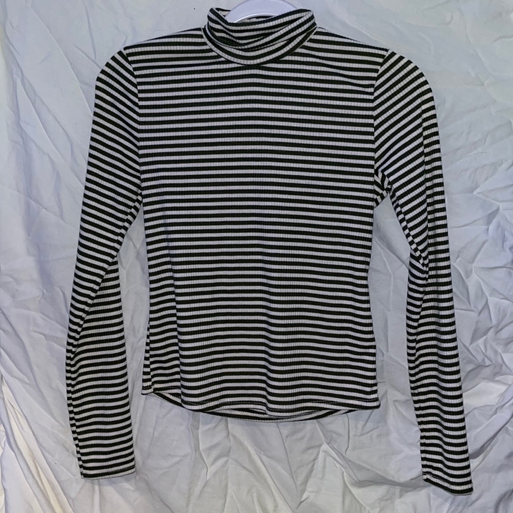 Long sleeved turtle neck. Green and white stripes